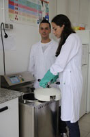 Susana y Carlos preparando el autoclave.