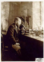 Ramón y Cajal en el laboratorio.