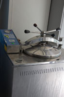 Autoclave de gran capacidad cerrada.