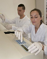 Carlos y Susana trabajando con el espectrofotómetro.