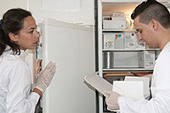 Carlos y Susana buscando información de una técnica en el archivo de protocolos.