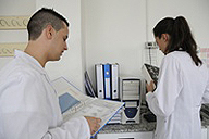 Carlos y Susana buscando información de una técnica en el archivo de protocolos.