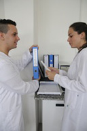 Carlos mostrando a Susana el archivo de instrucciones de los equipos.