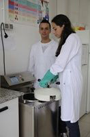 Carlos y Susana preparando el autoclave.