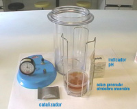 En la imagen se pueden ver los distintos componentes de una jarra de anaerobiosis, la tapa con el manómetro, la gradilla donde se colocan las placas a incubar, el sobre generador de anaerobiosis, el catalizador y el indicador de tensión de oxígeno.