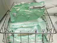Material esterilizado. La imagen muestra unas cestas metálicas que contienen en su interior material esterilizado en bolsas termoselladas.