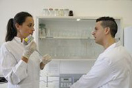 Carlos y Susana trabajando con el espectrofotómetro.