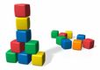 Se ven cubos de colores, para hacer construcciones, y hay apilados varios formando una torre. 