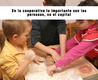 dos niños y una niña amasando en clase y con cartel sobre la foto que dice: En la cooperativa lo importante son las personas, no el capital.