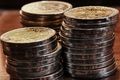 Fotografía que muestra en primer plano tres montones de monedas apiladas.