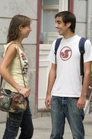 Elena y Luis hablando. Fotografía en la que aparecen Elena a la izquierda y Luis a la derecha hablando en la calle.