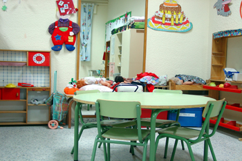 Fotografía en la que se ve un aula infantil vacía.