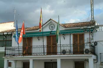 Fotografía en la que se aprecia la fachada de un ayuntamiento.