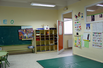 Fotografía en la que se aprecia un aula vacía de un centro de infantil.