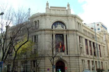 Fotografía que muestra un edificio de hacienda