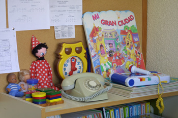 Fotografía que muestra una serie de juguetes de un aula de un centro infantil.