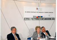 Fotografía realizada a algunos de los ponentes (dos hombres en los extremos y una mujer en el centro, todos vistiendo traje de chaqueta, y ellos con corbata) que participaron en el foro sobre “El nuevo contrato de trabajo a tiempo parcial”.