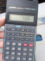 Fotografía de una calculadora científica, marca Casio.