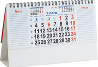 Fotografía de un calendario de sobremesa que tiene una hoja por mes. En esta imagen podemos ver el mes de enero-2011 al completo.