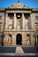 Fotografía de la fachada principal del Ayuntamiento de Barcelona. 