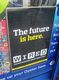 Cartel con un mensaje en inglés: The future is here. El futuro está aquí.