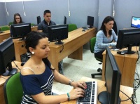 Las chicas trabajando junto a sus compañeros.