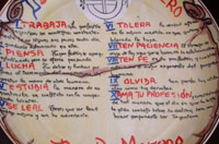Foto de un pergamino en el que se ve manuscrito un decálogo. Trabaja, Piensa, Lucha, Estudia, Sé leal, Tolera, Ten paciencia, Ten fe, Olvida, Ama tu profesión.