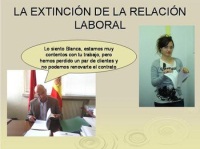 Imagen en la que se muestra a  Carlos, mirando unos papeles y comunicando a Blanca que  aunque está muy contento con su trabajo, no va a poder renovarle el contrato porque han perdido un par de clientes. Al lado se ve la fotografía de Blanca rompiendo el contrato laboral. En la parte superior de la imagen se puede leer el texto “La extinción de la relación laboral”.