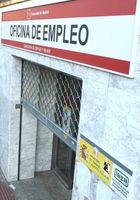 Imagen de la entrada de una oficina de empleo.