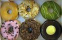 Se ven seis donuts de variados colores y sabores. 