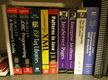 Foto que muestra en primer plano un estante con libros de Java y JDBC.